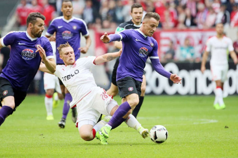 Mirnes Pepic (r.) setzt sich gegen den Düsseldorfer Rouwen Hennings durch. Das Spiel am 21. Mai war der bislang letzte Zweitliga-Einsatz des talentierten Auers.