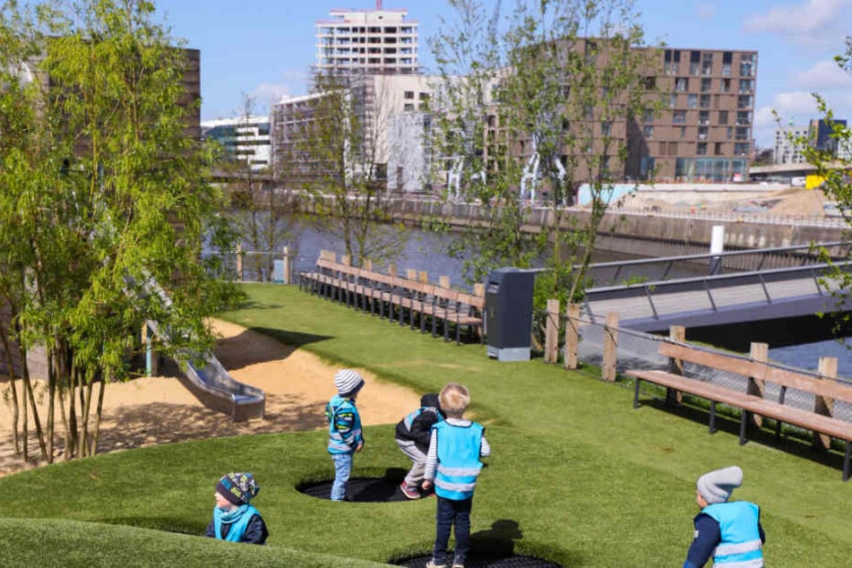 Kinder einer Kita aus der Hafencity toben bereits auf dem Spielplatz im Baakenpark.