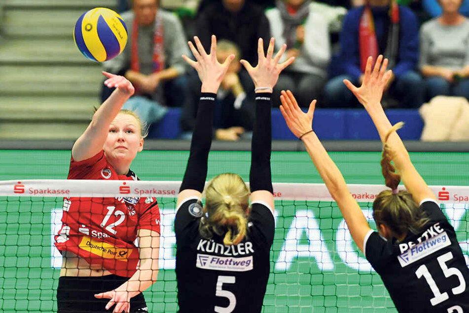 Piia Korhonen (l.) hämmerte den Ball am Sonnabend gegen Vilsbiburg perfekt am Block vorbei ins Feld.