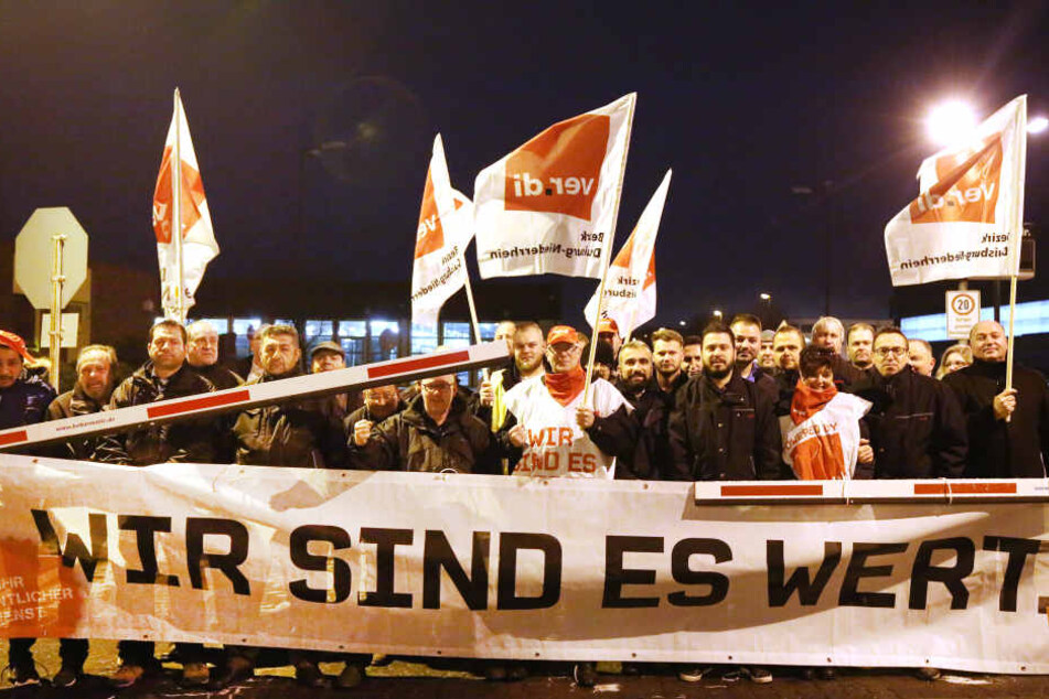 Streikteilnehmer am Dienstag in Duisburg.