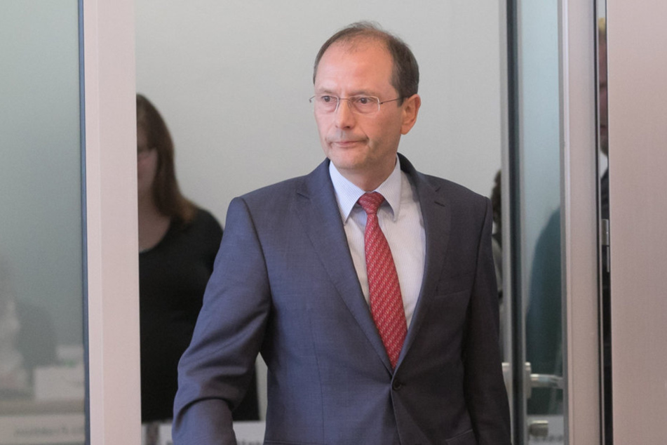 Innenminister Markus Ulbig (52, CDU) will hart gegen Polizisten vorgehen, die
Anhänger der Reichsbürger-Bewegung sind. Einer
ist bereits suspendiert.