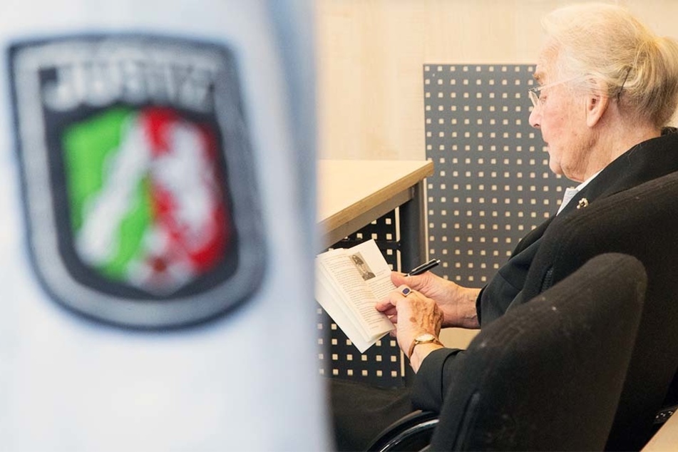 Auf den ersten Blick wirkt die 88-jährige Ursula Haverbeck wie eine ganz normale ältere Dame. Doch der Schein trügt!