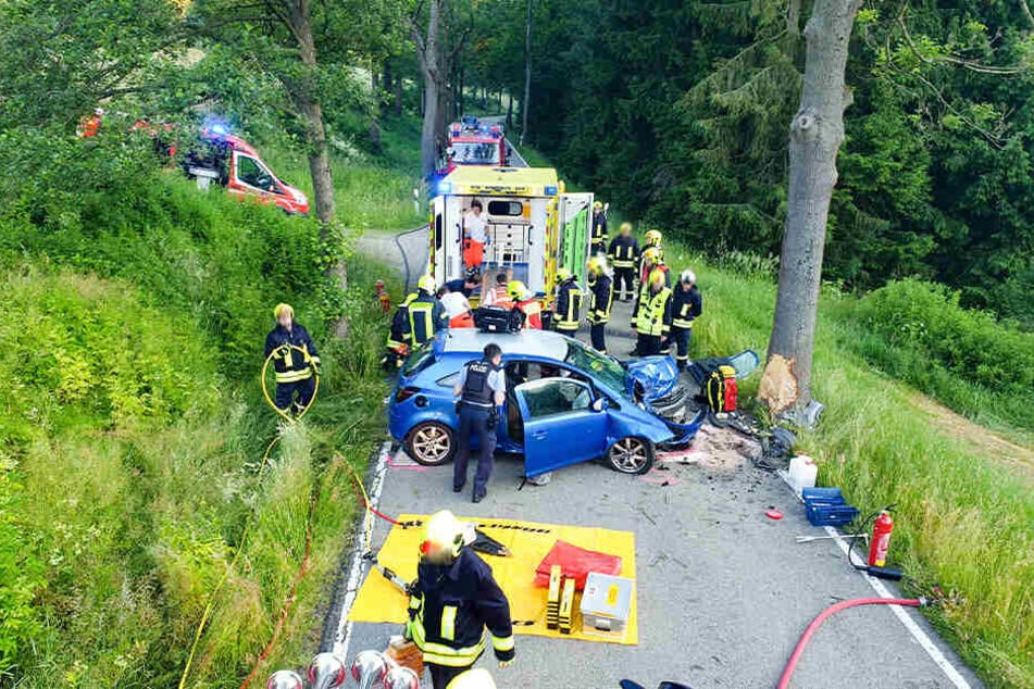 Der Opel war frontal gegen einen Baum gefahren.