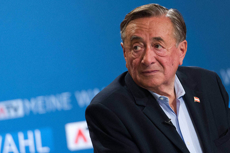 Richard Lugner (84) muss sich nun einer Therapie unterziehen.