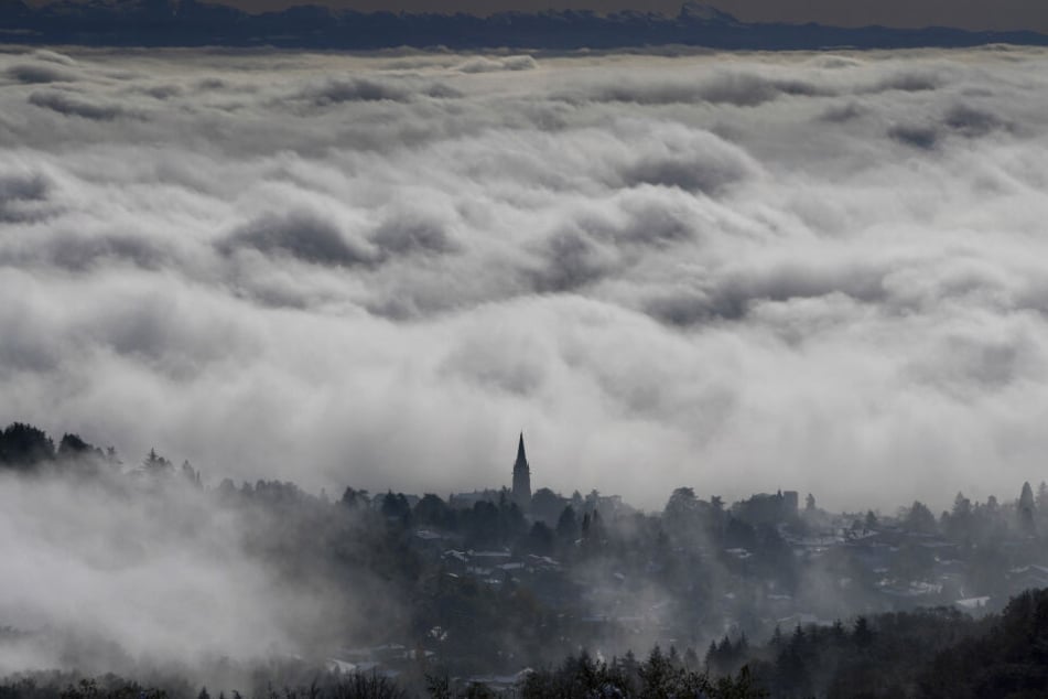 Ein Dorf in der Metropolregion Lyon liegt unter einer Wolkendecke. Der französische Wetterdienst warnte in mehreren Departements im Osten des Landes vor Schnee und Glätte.