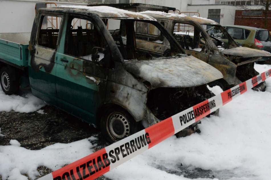Drei Autos brannten an der Lagerhalle völlig aus.