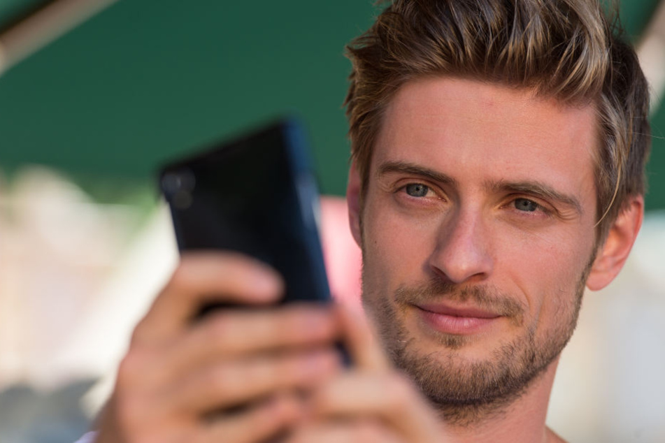 Nein das ist kein Schwangerschaftstest, sondern ein Smartphone. Dennoch Jörn Schlönvoigt (31) wird laut "Bild" Vater.