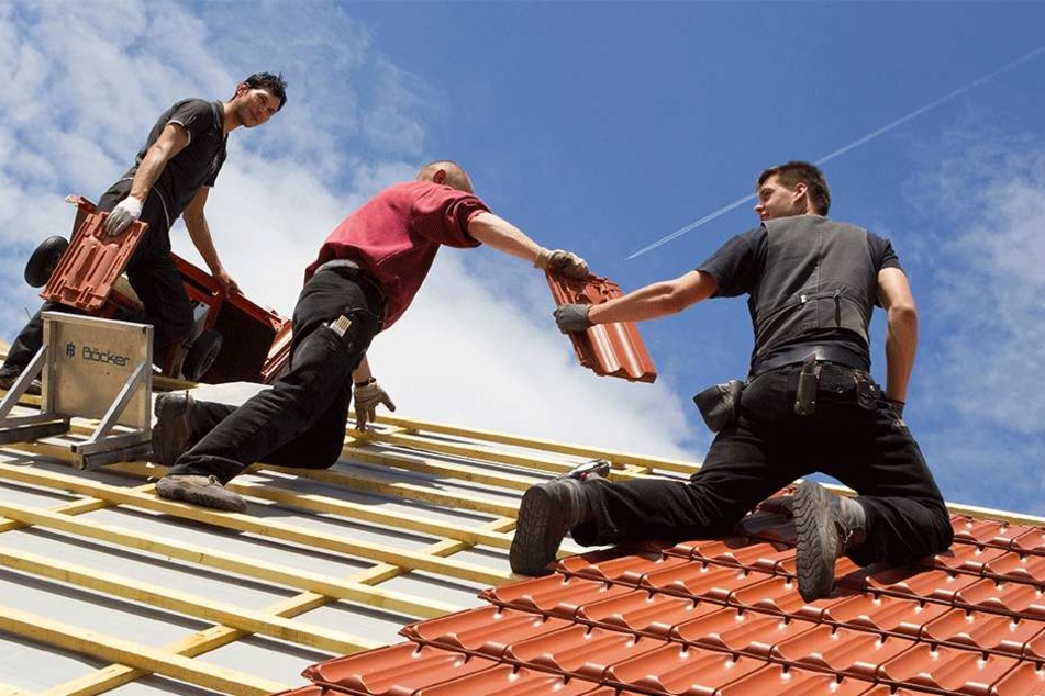 Die Jugend von heute scheint weniger belastbar als früher. Das zumindest
beobachten die Handwerkskammern. Doch
Berufe wie Dachdecker fordern von jungen Leuten noch immer Nerven, Stärke und
Zuverlässigkeit.