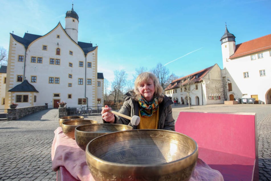 Ruth Röller (54) will Messebesucher am Wochenende mit ihren Klangschalen beruhigen.