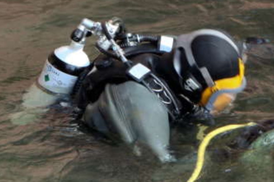 Ein Taucher sucht den Fluss nach einer gestürzten Person ab. Für die 87-Jährige kam jedoch jede Hilfe zu spät. (Symbolbild)