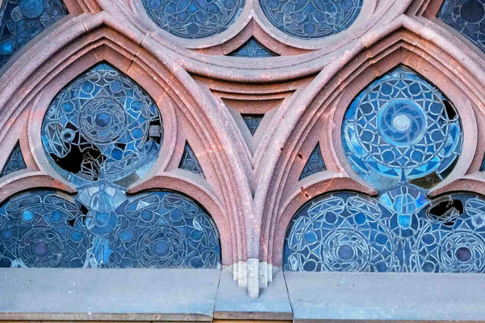 Ein 55-jähriger Mann, der in der Silvesternacht mehrere Scheiben der Leipziger Thomaskirche eingeworfen hat, ist als Verdächtiger geschnappt worden.