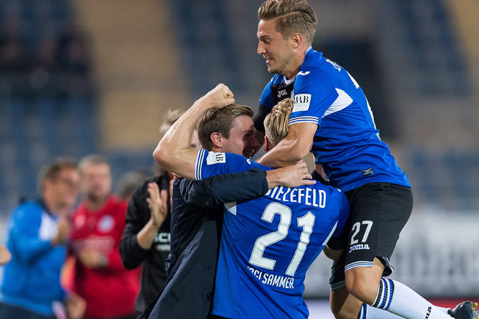 Die Elf von Jeff Saibene feierte die 1:0-Führung durch Andreas Voglsammer.