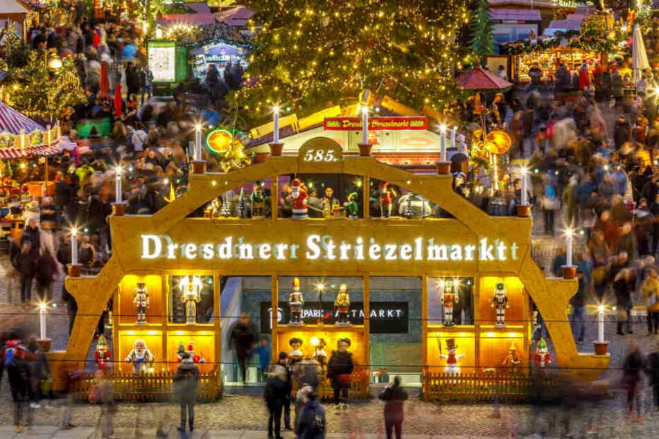 Was für ein atemberaubend schöner Anblick! Der Dresdner Striezelmarkt erstrahlt in weihnachtlichem Lichterglanz.