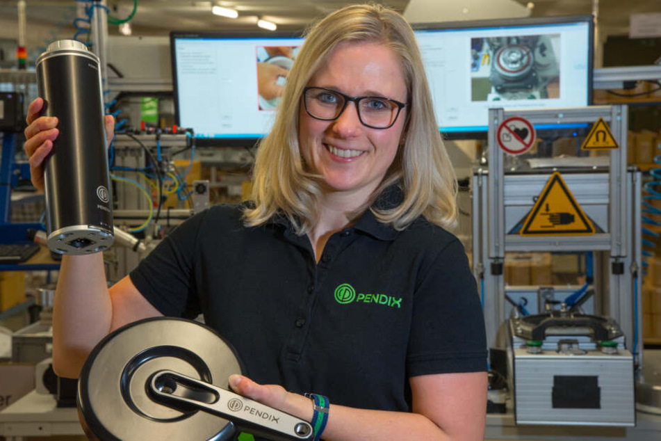 Carolin Hübner (36) von der Pendix-Marketingabteilung zeigt einen Akku mit einem Antrieb.