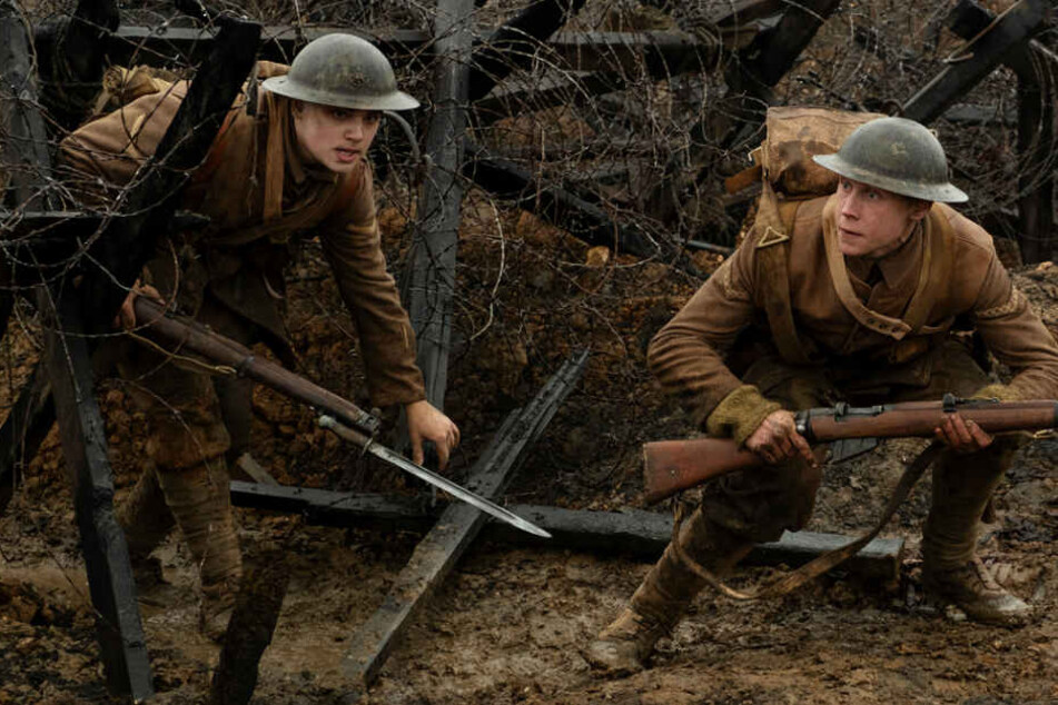 Lance Corporal Blake (l., Dean-Charles Chapman) und Lance Corporal Schofield (George MacKay) laufen auf ihrer Mission durch grausame Schlachtfelder.