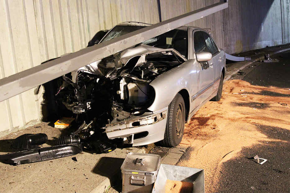 Erst raste er gegen die eingrenzende Betonwand, dann riss der Fahrer zwei Laternen aus der Verankerung. An dem Mercedes entstand ein Totalschaden.