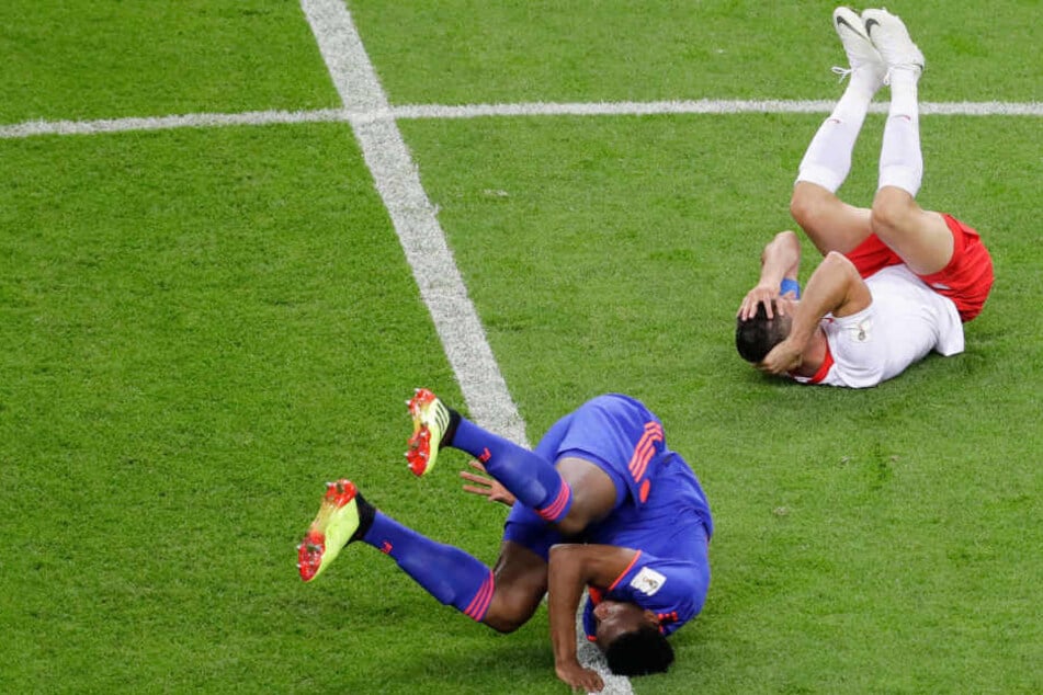 Eine bezeichnende Szene für das hartumkämpfte Spiel: Kolumbiens Torschütze Yerry Mina (vorne) und der glücklose polnische Kapitän Robert Lewandowski (hinten) am Boden.