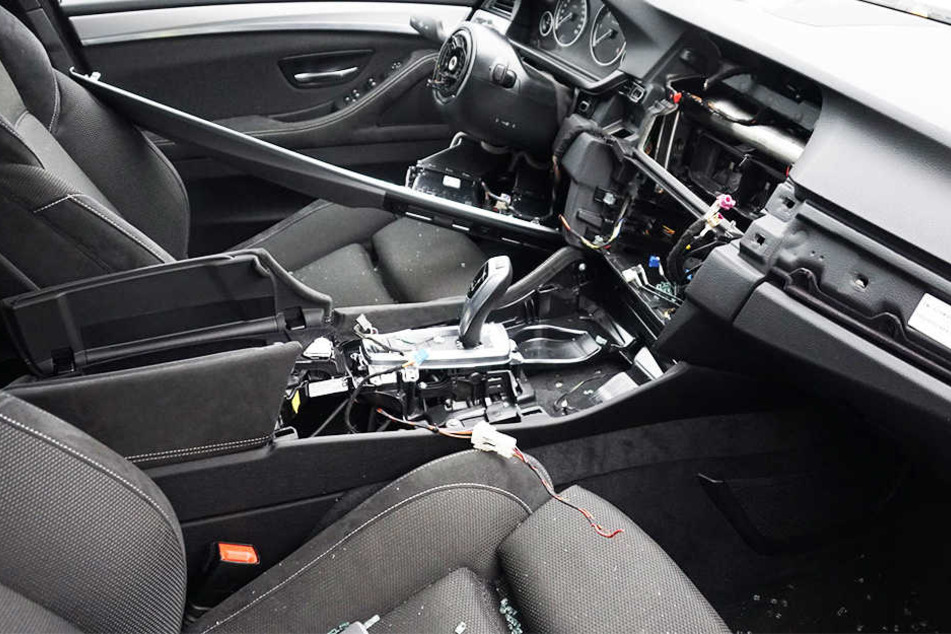 Aus diesem BMW wurden Lenkrad, Airbag und Multifunktionstastatur herausgerissen. Außerdem nahmen die Diebe Felgen samt Reifen mit.