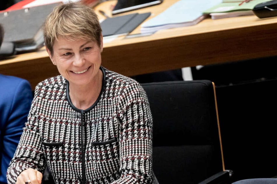 Elke Breitenbach (Die Linke), Arbeitssenatorin von Berlin, lächelt bei der 51. Plenarsitzung im Berliner Abgeordnetenhaus.