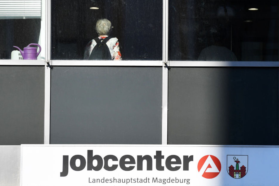 In Sachsen-Anhalt haben nach Angaben von Experten immer mehr Menschen einen zweiten Job.
