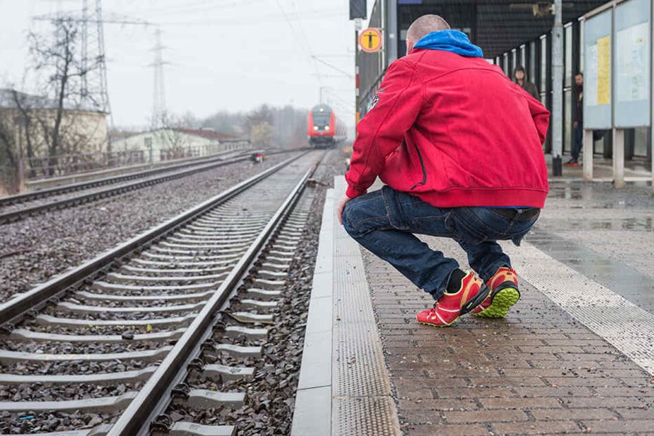 René J. versuchte, vom Gleis wieder hochzuklettern, doch die Täter hinderten ihn, warfen sogar sein Rad hinterher.