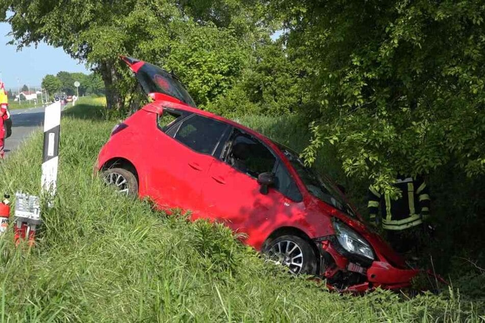 Der Opel des 72-Jährigen überschlug sich und kam im Graben zum Liegen.