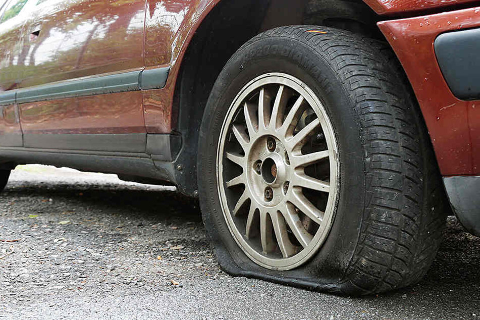 An insgesamt zehn Autos wurden Reifen beschädigt. (Archivbild)