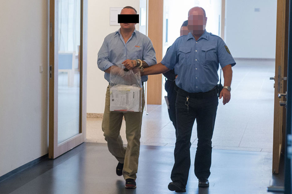 Maik N. (35) muss mal wieder in den Knast. Diesmal wegen zahlreicher
Einbrüche.