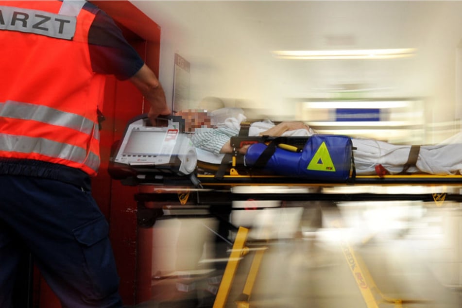 Der Mann wurde verletzt in eine Klinik gebracht (Symbolbild).