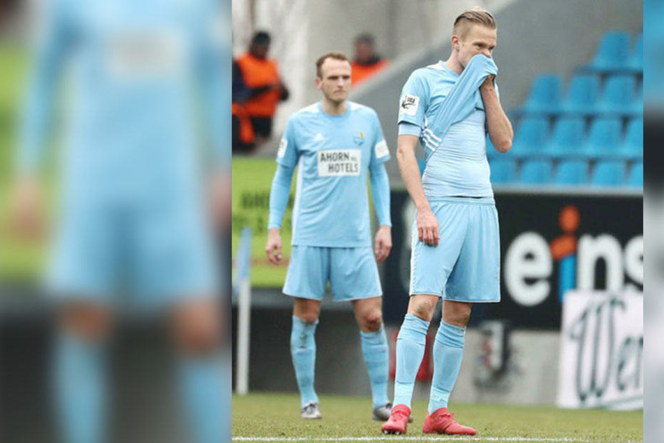 Dennis Grote und Julius Reinhardt (l.) stehen nach dem 2:3 gegen Großaspach konsterniert auf dem Rasen. Wieder hat der CFC durch Fehler in der Abwehr verloren.