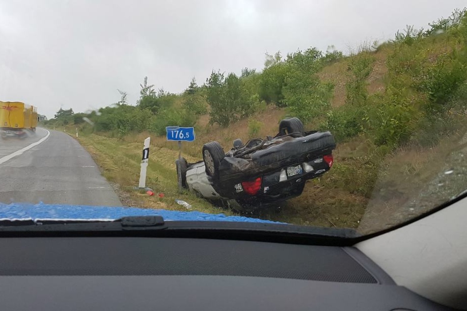 Das Polizeiauto hatte sich bei dem Unfall überschlagen und blieb auf dem Dach liegen.