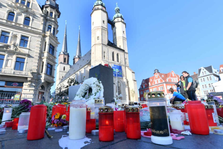 Blumen und Kerzen auf dem Marktplatz in Halle im Gedenken an die Opfer des Halle-Anschlags.