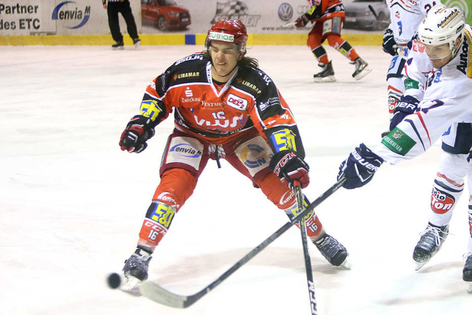 Ein Heilbronner Spieler ist vor Eispirat Vincent Schlenker (oranges Trikot) am Puck (Archivbild).