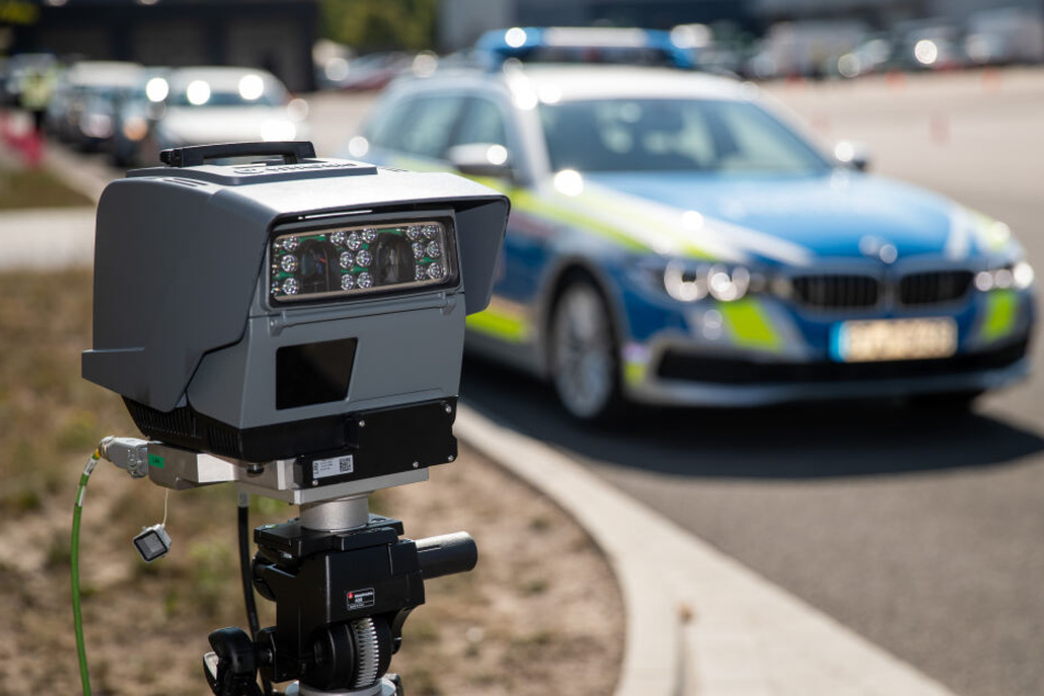 In Bayern gibt es aktuell über 22 stationäre AKE-Anlagen, die an 15 Standorten betrieben werden und 39 Fahrspuren überwachen.