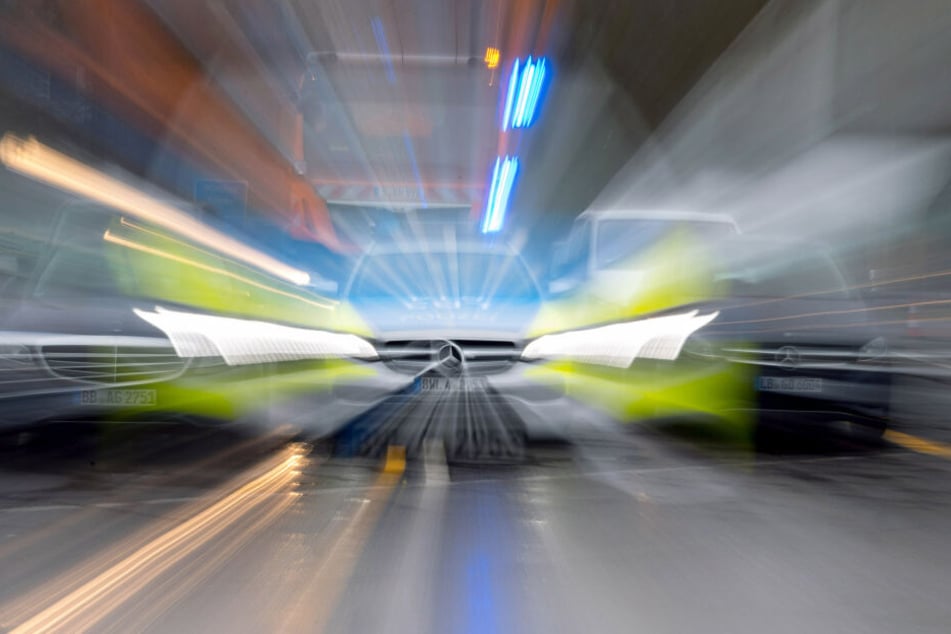 Ein Polizeiauto im Einsatz (Symbolbild).