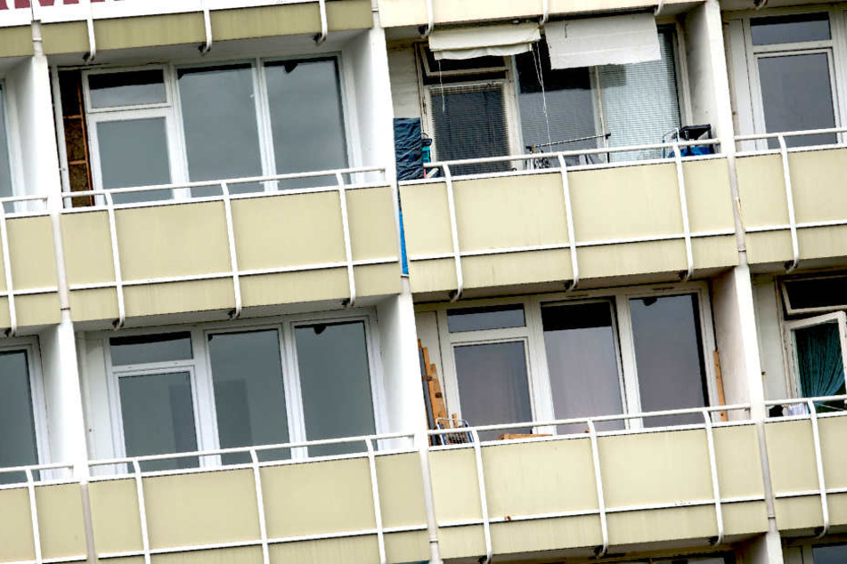 Warum das Kind vom Balkon fiel, wird jetzt von Polizei und Jugendamt ermittelt.