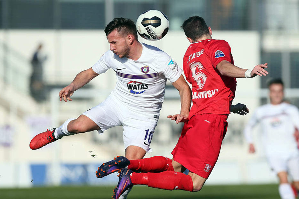 Simon Skarlatidis (l.) und Dejan Trajkovski im Kopfball-Zweikampf.
