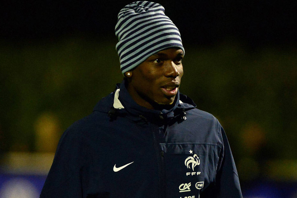 Paul Pogba, kürzlich für gut 110 Millionen Euro zu Manchester United gewechselt, wird von Mikel John Obi mal ordentlich getunnelt.