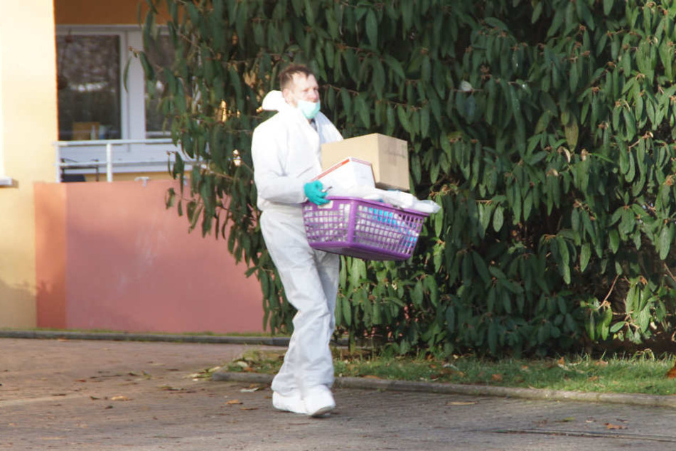 Die Spurensicherung ist am vermutlichen Tatort in Böblingen und sichert Spuren.