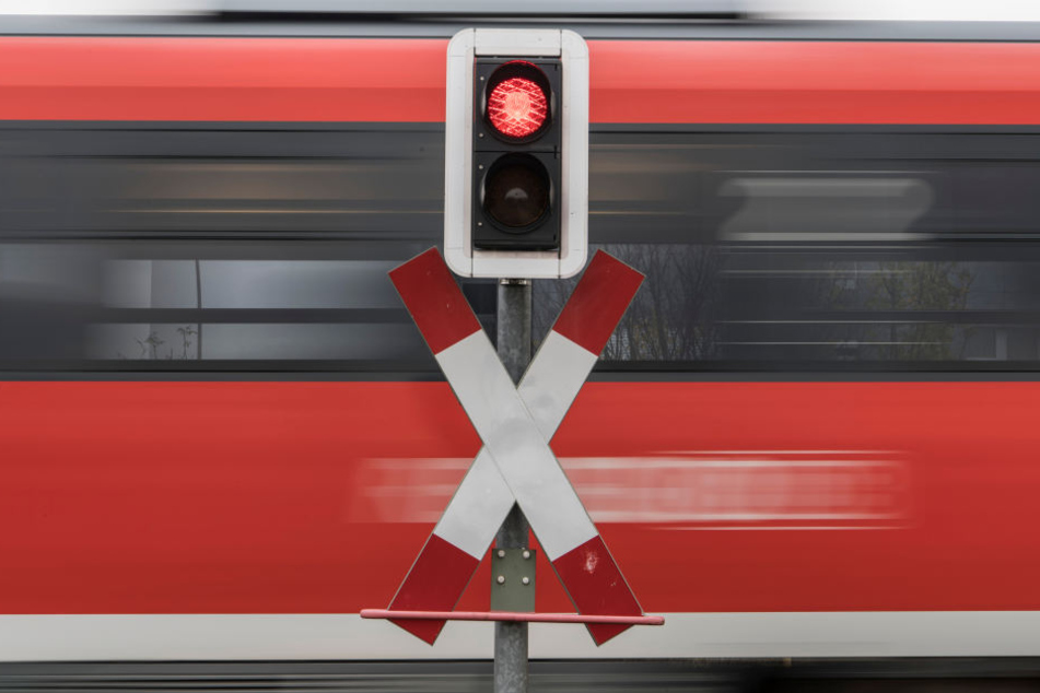 In Langeneichstädt (Saalekreis) ist an einem unbeschrankten Bahnübergang ein Zug mit einem Pkw zusammengestoßen. Dessen Fahrer starb. (Symbolbild)