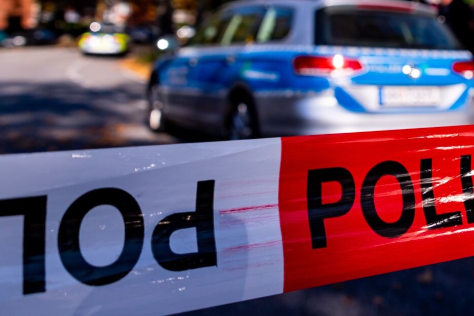 Zeugen alarmierten die Polizei per Notruf. (Symbolbild)