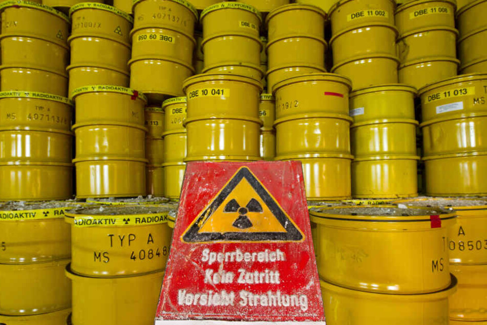 Gelbe Fässer für Atommüll stehen am 26.10.2011 in rund 500 Metern Tiefe im Endlager für schwach und mittelradioaktiven Atommüll in Morsleben
