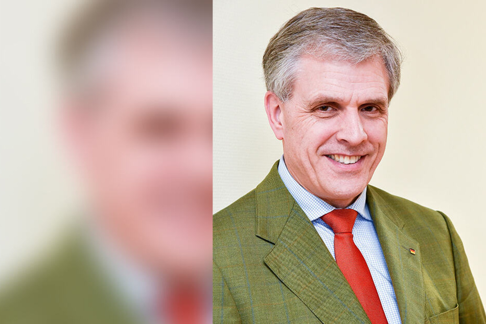 Landtagsabgeordneter Peter Patt (56, CDU) ärgert sich über abgewetzte Plakate im Stadtgebiet.