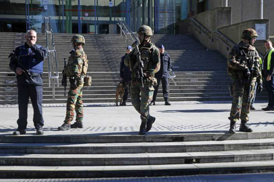 Ein Großaufgebot der Polizei rückte aus, durchkämmte den Nordbahnhof sowie das angrenzende Gebäude der Brüsseler Staatsanwaltschaft.