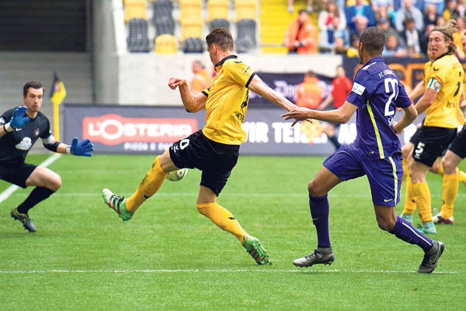 Martin Männel (l.) greift sich gleich den Ball von Dynamo-Stürmer Stefan Kutschke. Am 30. April trennten sich beide Teams 1:1. Mit diesem Resultat wäre der FCE-Kapitän am Sonntag zufrieden.
