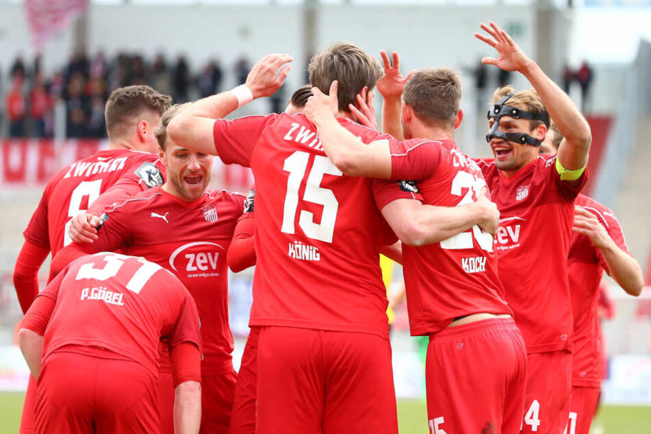 Der FSV im Tortaumel nach dem 2:0 durch Ronny König.