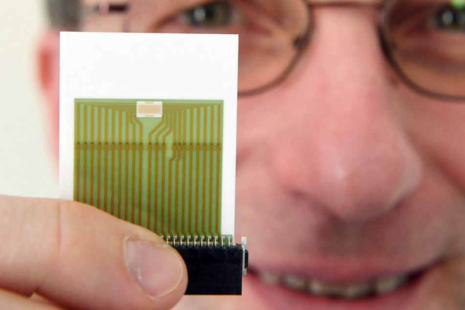 Martin Sommer vom Institut für Mikrostrukturtechnik (IMT) beim Karlsruher Institut für Technologie (KIT) zeigt einen Sensor der am KIT entwickelt wurde.