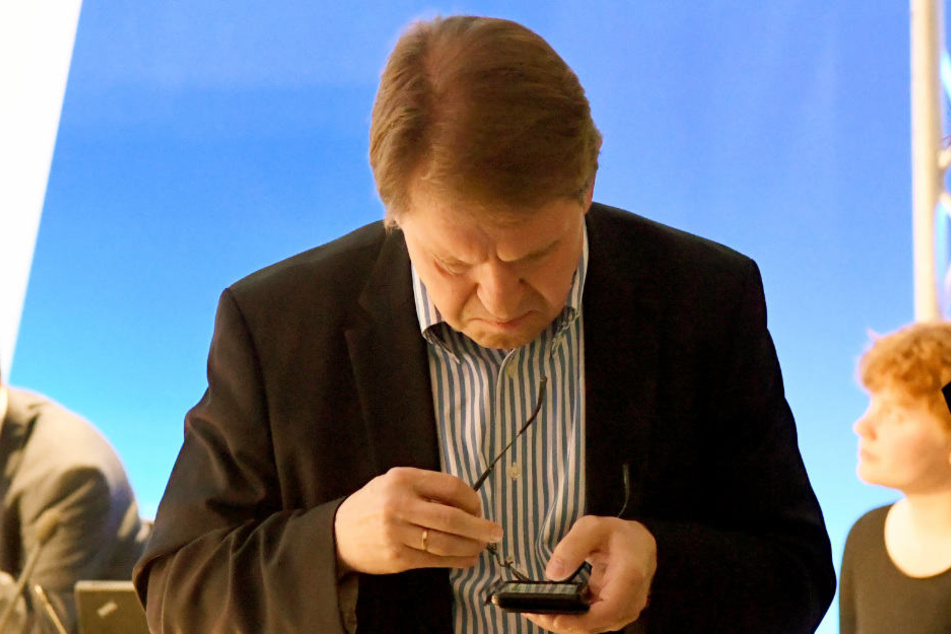 SPD-Landesvorsitzender Ralf Stegner hat am Wahlabend die Ergebnisse im Blick. Besonders froh sieht er nicht aus.