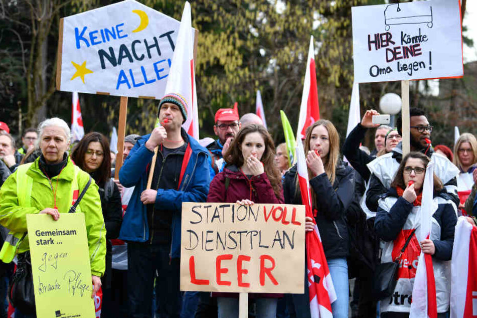Protestierende vor der Medizinischen Klinik des Universitätsklinikums Heidelberg im Januar.