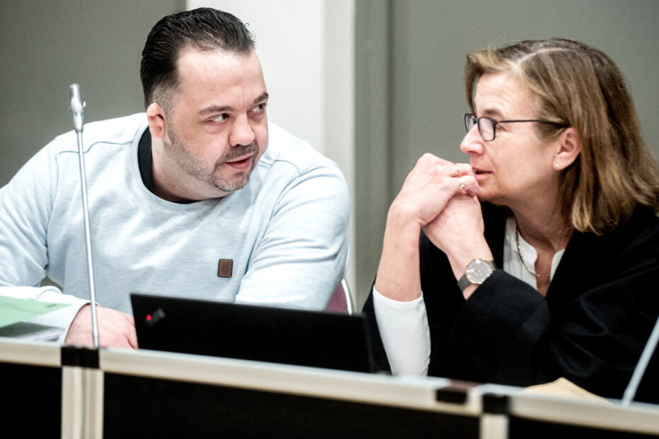 Der wegen Mordes angeklagte Niels Högel sitzt im Gerichtssaal neben seiner Anwältin Ulrike Baumann. Die Staatsanwaltschaft hat den Ex-Krankenpfleger wegen Mordes an 100 Patienten an den Kliniken in Delmenhorst und Oldenburg angeklagt.